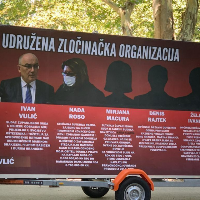 Jumbo plakat s imenima suca i odvjetnika ispred Županijskog suda u Zagrebu