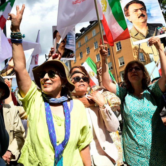 Skup ispred suda u Stockholmu nakon donošenja presude Nouryju