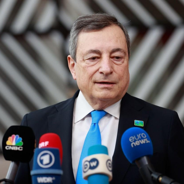 Premijer Mario Draghi podnio ostavku, no ona je zasad obijena