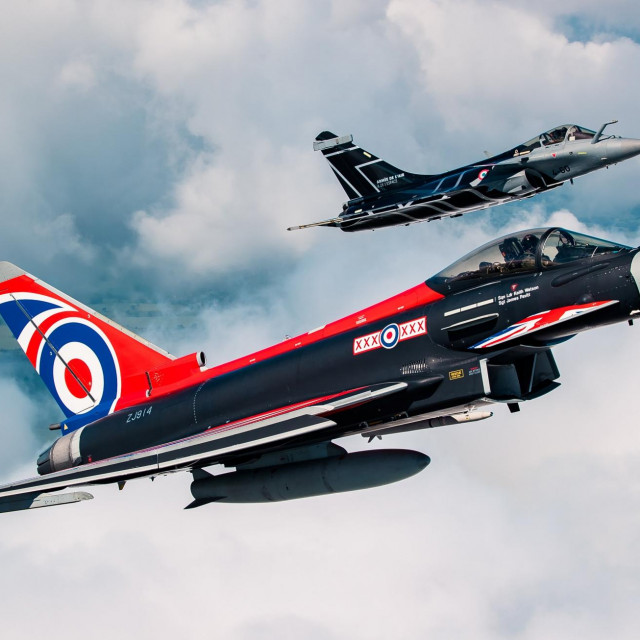 Britanski Eurofighter Typhoon, u pozadini francuski Dassault Rafale
 