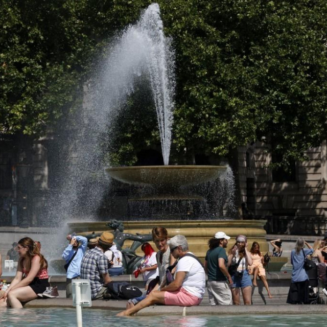 Predviđa se da će u temperature u Britaniji početkom idućeg tjedna biti 10 do 15 stupnjeva Celzija više nego inače. Po prvi bi puta u nekim dijelovima zemlje moglo biti i 40 stupnjeva