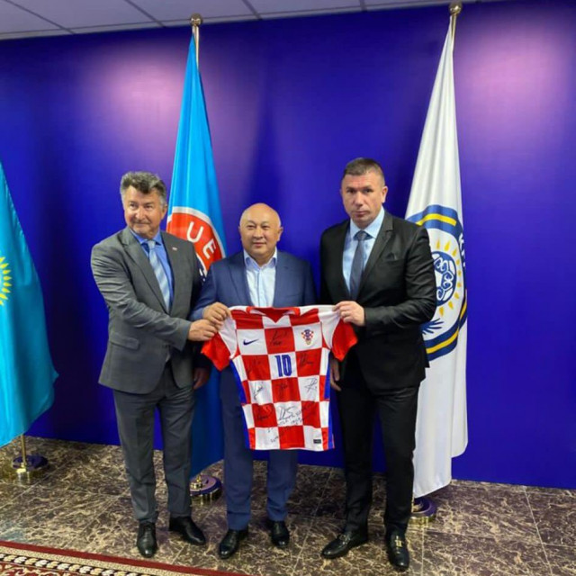 Hrvatski veleposlanik Refik Šabanović, predsjednik Nogometnog saveza Kazahstana Adlet Barmakul i Ivica Pirić