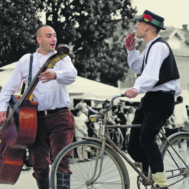 Svečani mimohod 52. Vinkovačkih jeseni na kojima je bila i Kolinda Grabar Kitarović. U mimohodu su sudjelovala 74. KUD-a iz Hrvatske i susjednih zemalja te 30-ak konjskih zaprega.