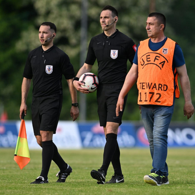 Tihomir Pejin (u sredini) nije imao lagan zadatak u Puli