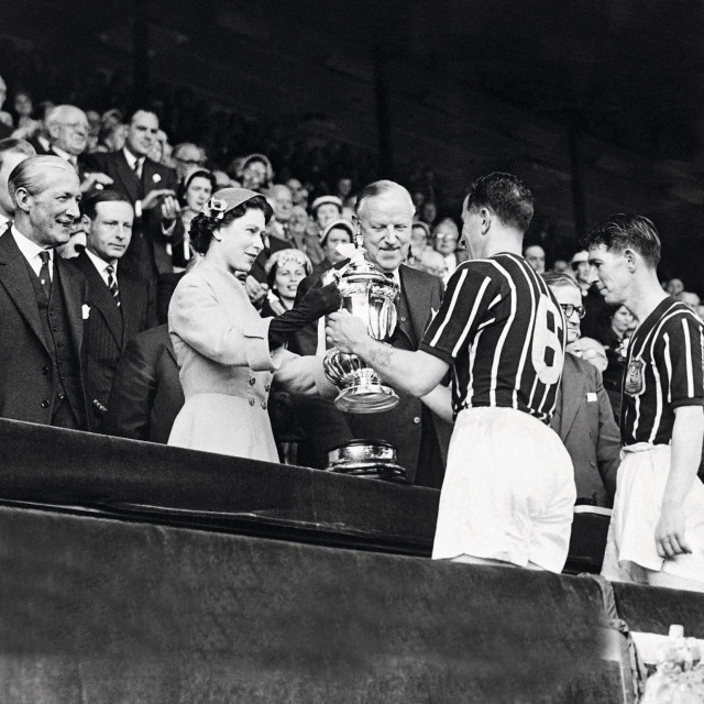 
Kraljica Elizabeta predaje na Wembleyju 1956. godine trofej kupa FA velškom kapetanu Royu Paulu nakon pobjede Manchester Cityja