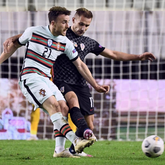 Marko Rog (desno) u duelu s Diogom Jotom