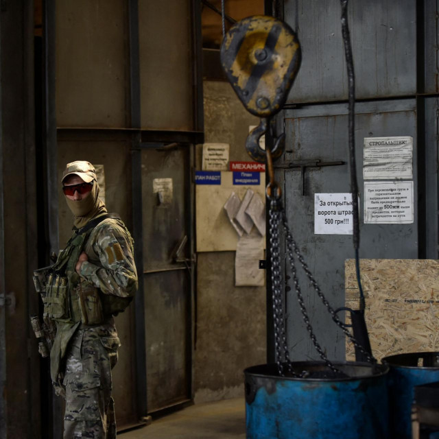 Ruski vojnik na straži u tvornici u Melitopolju