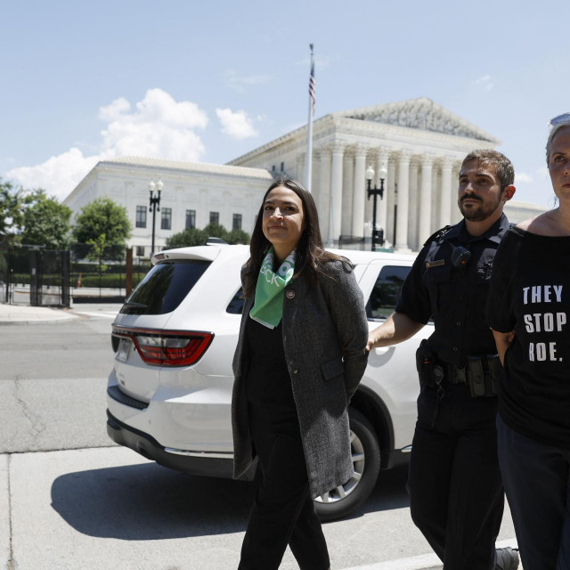 Alexandria Ocasio Cortez u trenutku kada je izgledalo kao da je uhićena