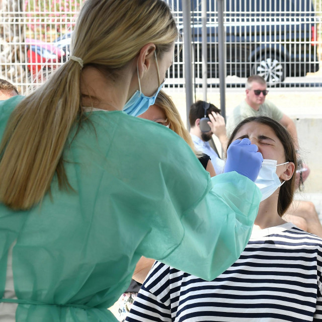 ilustrativna fotografija testiranja na covid-19