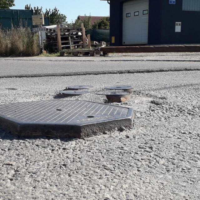 Željeznička cesta mjesecima stoji nedovršena, a vozači voze slalom između šahtova