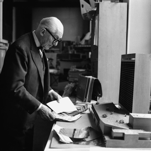 Le Corbusier (eigentl. Charles-Edouard Jeanneret),
franz.–schweiz. Architekt, Maler.
La Chaux-de-Fonds 6.10.1887 – Cap-Martin 27.8.1965.

Le Corbusier im Atelier.

Foto, 1958.,Image: 277612683, License: Rights-managed, Restrictions: For editorial use only., Model Release: no, Credit line: -/akg-images/Profimedia
