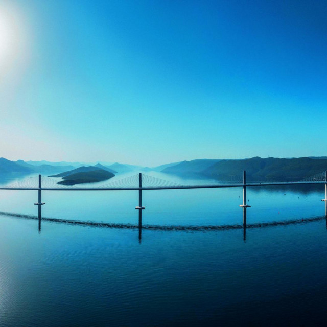 Peljesac, 300622. Peljeski most. Radovi na Peljeskom mostu i pristuonim cestama i cvoristima priblizavaju se kraju, otvorenjemosta najavljenoje za kraj srpnja ove godine. Na fotografiji: Peljeski most