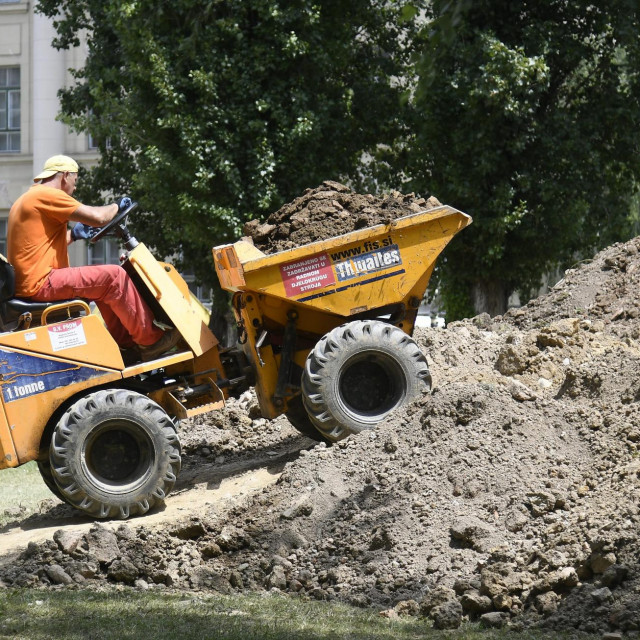 Na Marulićevom trgu traje obnova zgrada od potresa