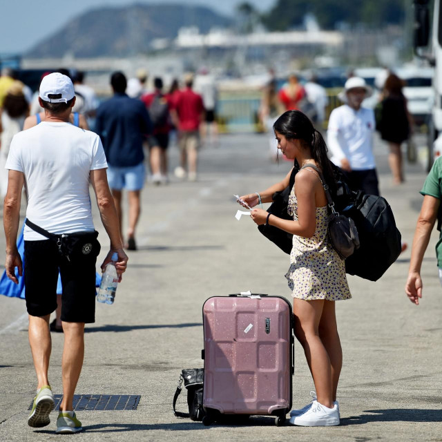 Split, 170722.
Mnostvo mladih turista ceka na ukrcaj na katamarane koji plove za Hvar.