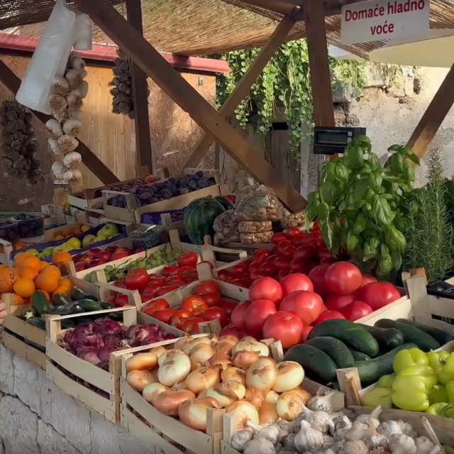 Tomaš kupuje voće u Drveniku