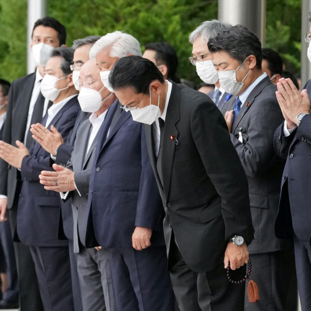 Odavanje počasti ubijenom Abeu