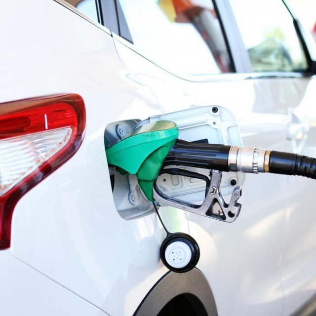 Otvor rezervoara na automobilu