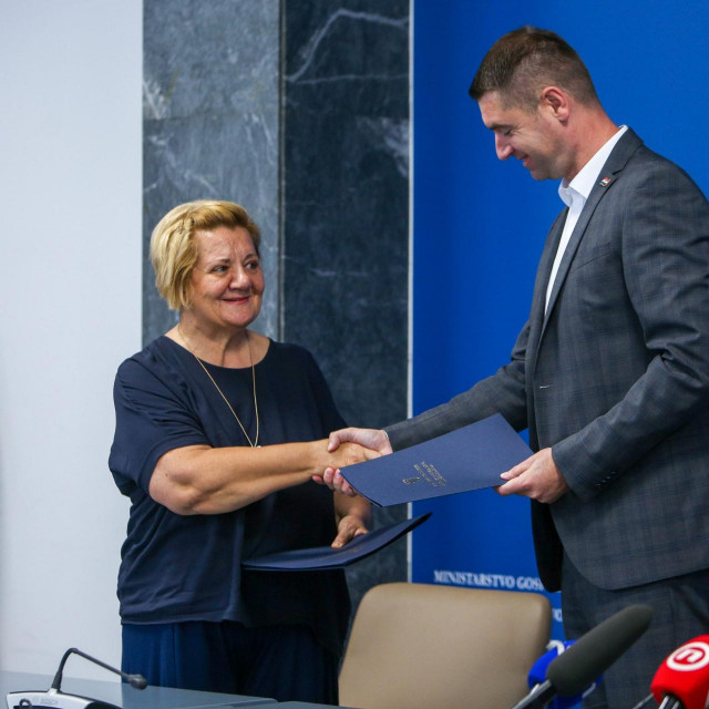 Davor Filipović u svojem je ministarstvu, naime, priredio doslovno urnebesan igrokaz tobožnje državne brige za standard građana uoči prelaska na euro