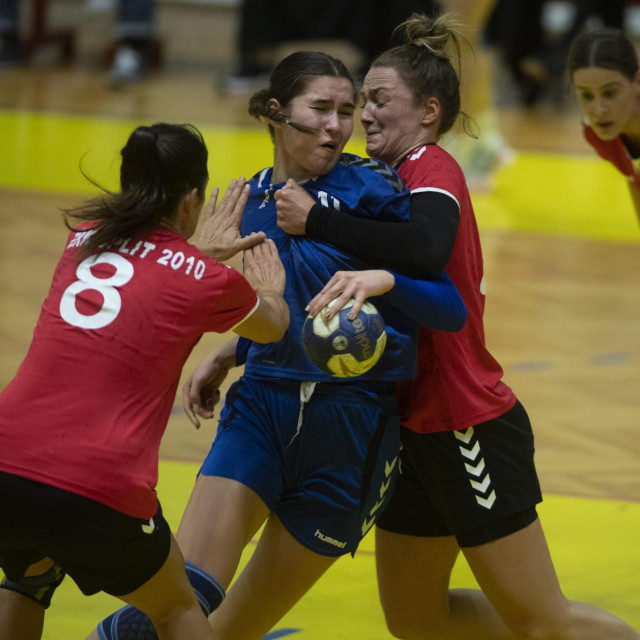 Mia Brki ć (u plavom dresu)