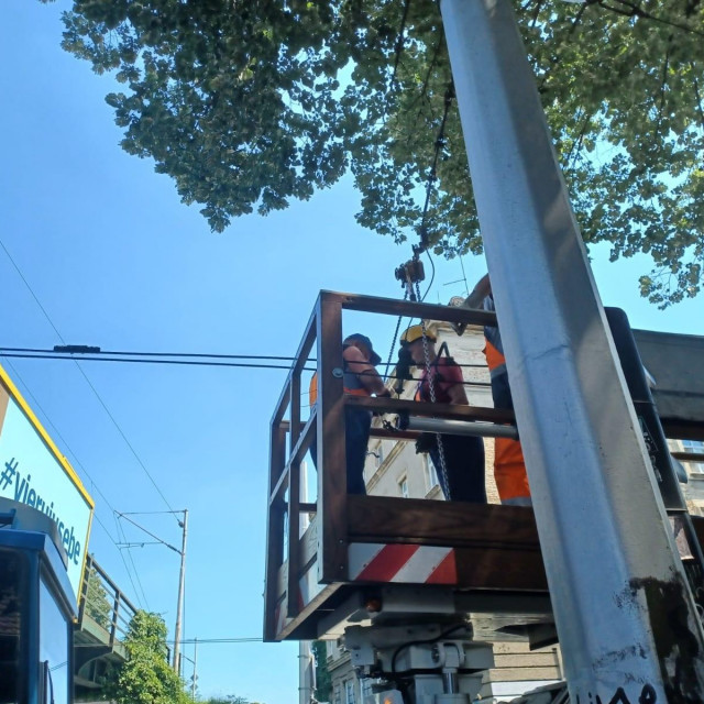 Kamion zapeo za vodove u Savskoj