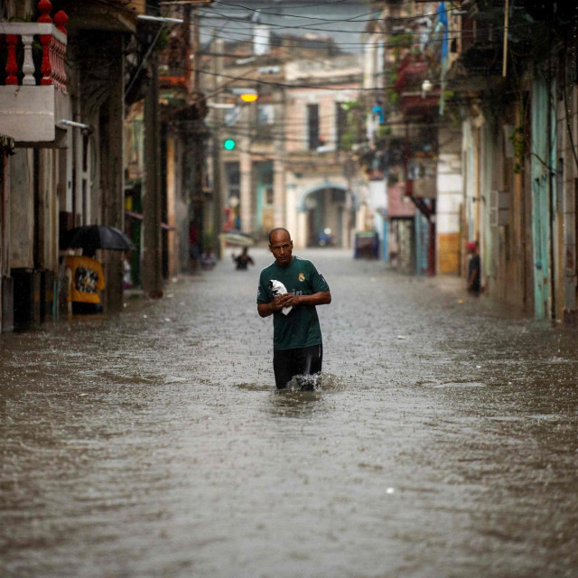 Maje Göpel za ”bolesti” našeg vijeka nalazi dva lijeka: smanjivati proizvodnju i osobnu potrošnju, pogotovo najbogatijih, te investirati u tehničke inovacije koje smanjuju ili prekidaju narušavanje prirode