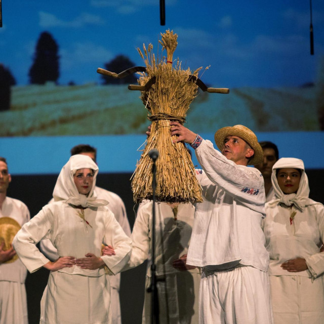 Bećarac pripada u našu tradiciju i dobro je znati što je točno naša tradicija jer je tako lakše shvatiti odakle potječe današnji odnos prema ženama