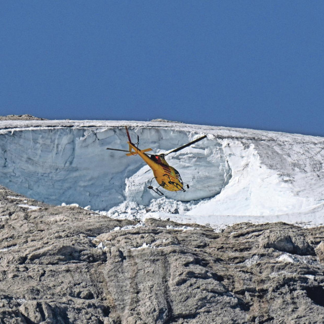 Kamenje leti i danju i noću, rekao nam je Olivier Greber, predsjednik Udruge gorskih vodiča iz Chamonixa. Vodiči su zbog toga već obustavljali svoje aktivnosti 2018. i 2020. godine, no prvi je put odluka o tome donesena ovako rano u godini