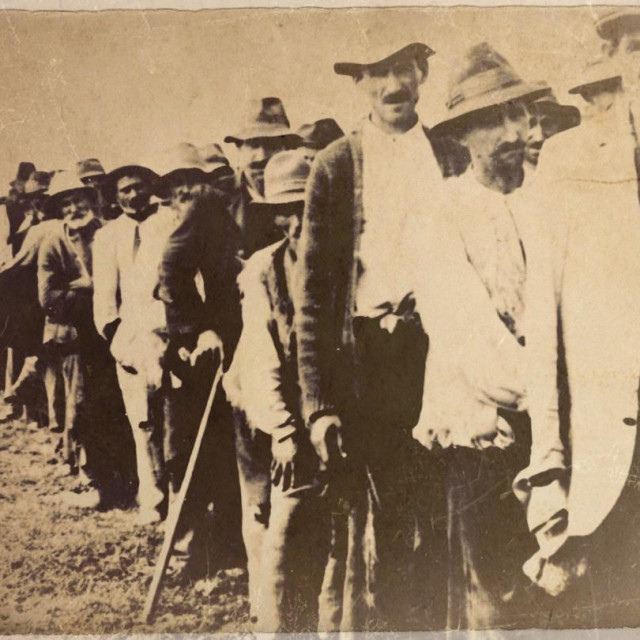 Zarobljeni Srbi i Romi s Kozare na prisilnom maršu prema logoru Jasenovac (United States Holocaust Memorial Museum)