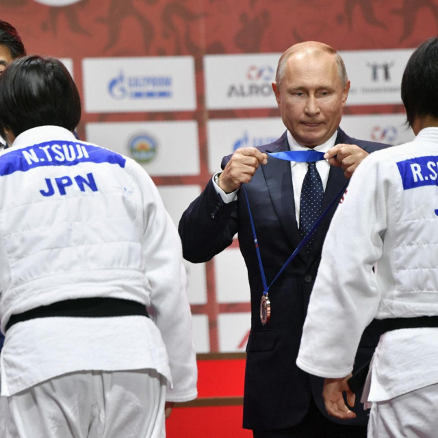 Vladimir Putin i Shinzo Abe dodijeljuju medalje japanskim sportašicama