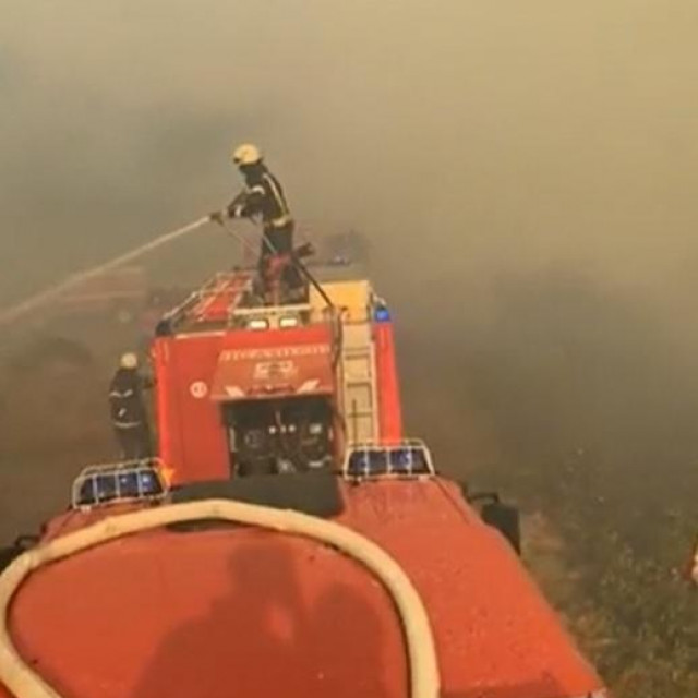 Vatrogasci okruženi vatrom