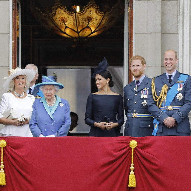 britanska kraljica Elizabeta, princ Charles i Camilla, vojvotkinja od Cornwalla, princ Harry i Meghan, vojvotkinja od Sussexa, princ William i Catherine, vojvotkinja od Cambridgea