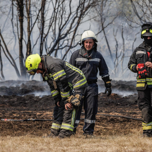Umorni slovenski vatrogasci na Krasu