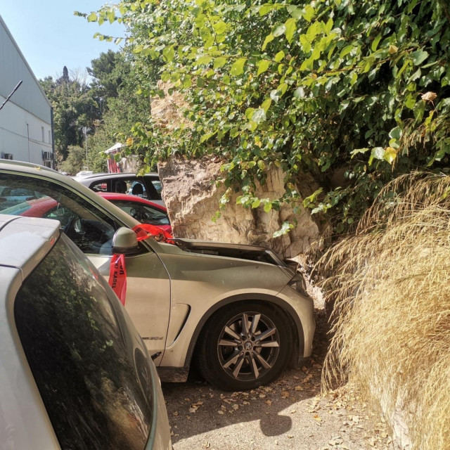 Stijena pala na auto