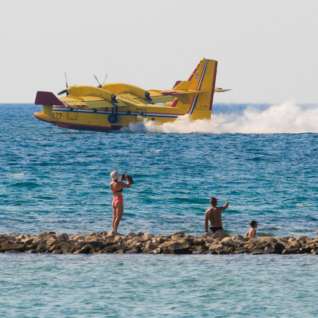 Kanader gasi požar u naselju Zambratija kod Umaga