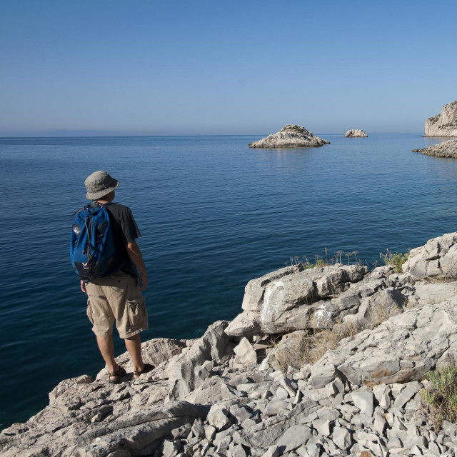 Šolta nudi i svoje drugo, manje poznato lice, koje može otkriti gotovo pa samo onaj koji ima brodicu. To je njezina južna obala. Nenaseljena, divlja, okrunjena zastrašujućim, nazubljenim klifovima, ta obala krije krasne uvale i sidrišta