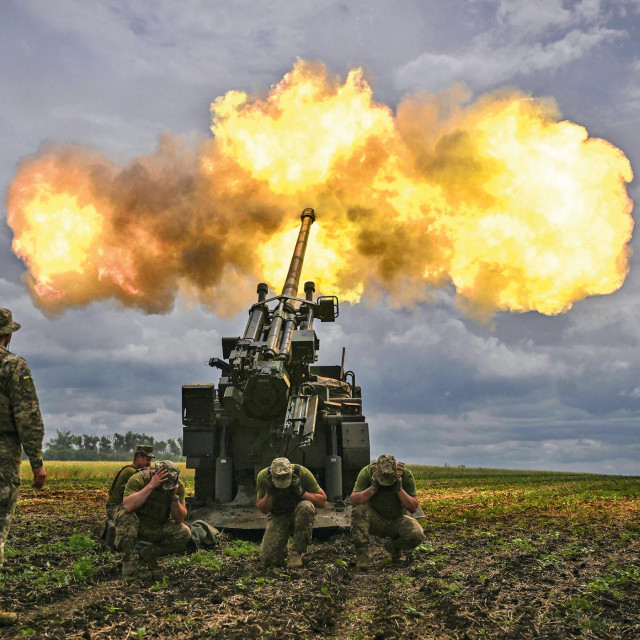 Ukrajinski vojnik otvara vatru na ruske položaje