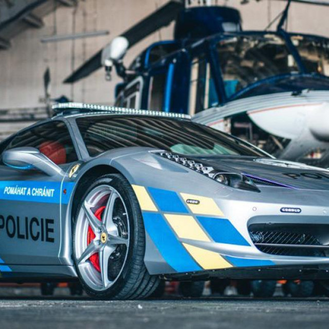 Ferrai 458 u bojama češke policije