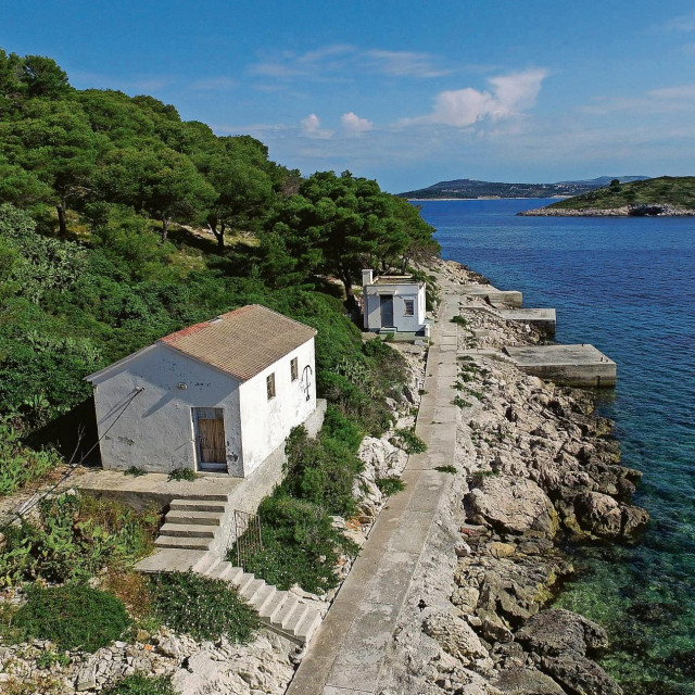 Od rive u Rogoznici do mola Smokvice Vele samo je 15 minuta plovidbe