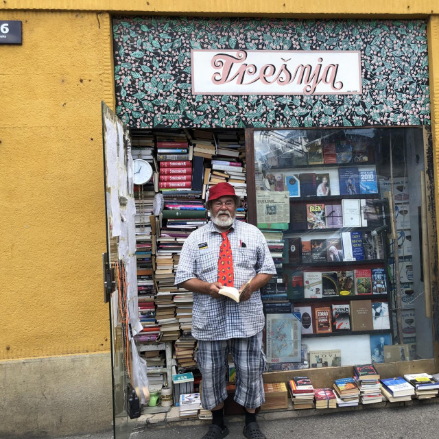 Antikvar Zoran Jurić ispred svoje radnje u koju se trenutno ne može ući