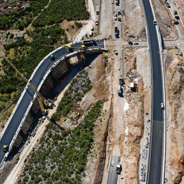 Čvor Brijesta: Jedan od najvećih čvorova ima vijadukt dug oko 200 metara. Pristupne ceste s Pelješkim mostom skraćuju put od Zagreba do Dubrovnika za dva sata