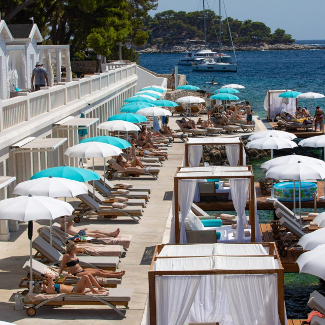 Plaža Banj ispred hotela Amfora
