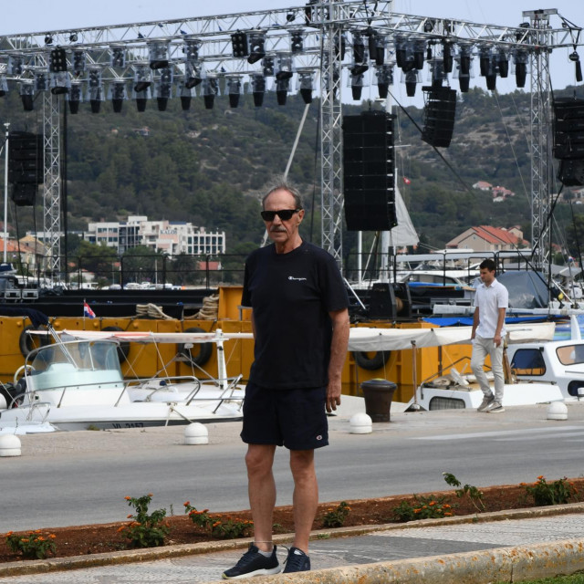 Goran Prižmić Bata ispred teretnjaka koji je dovukao veliku plutajuću pozornicu
