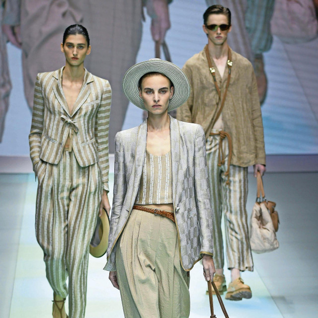 Lanena odijela dizajnera Giorgija Armanija iz linije Emporio Armani.