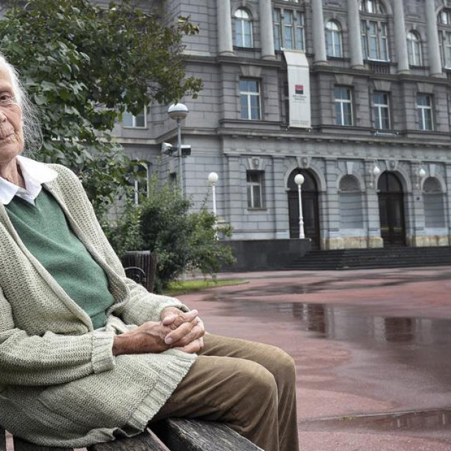 Prof. dr. Wiltrud Topić-Matutin ispred muzeja Mimara