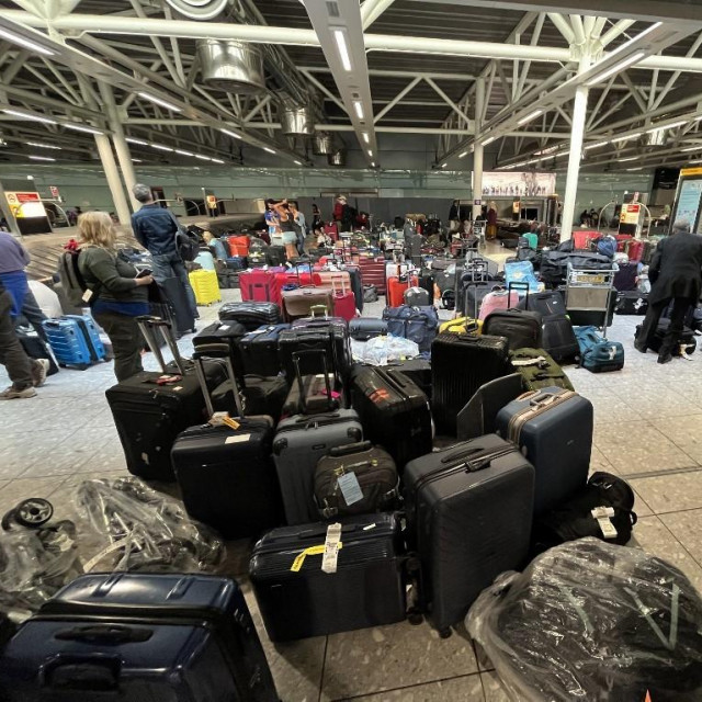 Rukovatelj prtljagom kaže da su neki sustavi za razvrstavanje prtljage u Heathrowu stari otprilike 40 godina