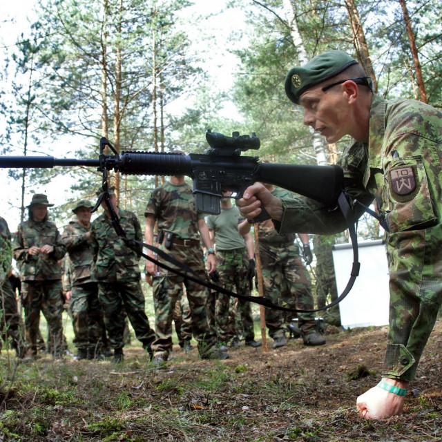 Pripadnik litavske paravojne formacije LRU na obuci
