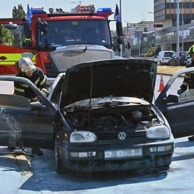 Zapalio sa osobni automobil na Zagrebačkoj aveniji