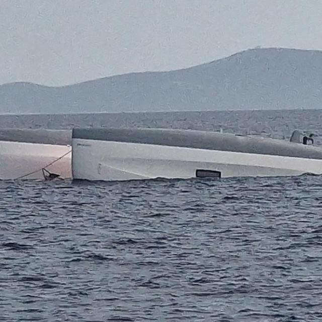 Prevrnuti katamaran kod Oliba