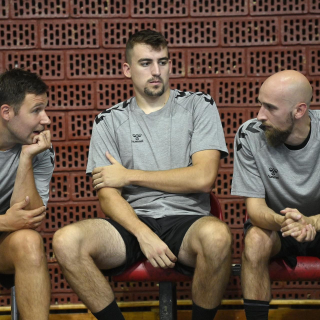 Ivan Čupić i Timur Dibirov su najstariji tandem krila u Ligi prvaka. Između njih na fotografiji je Tin Tomljanović
