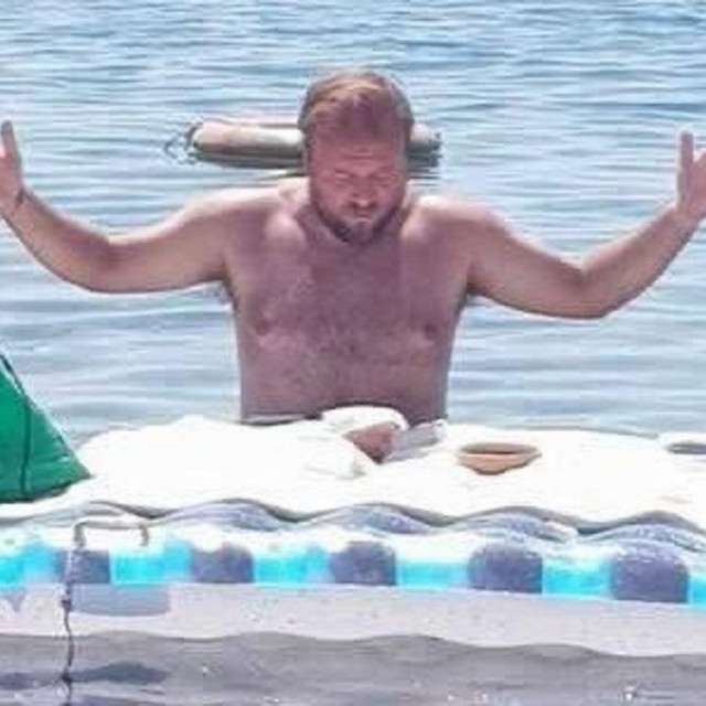 Svećenik održao misu u moru